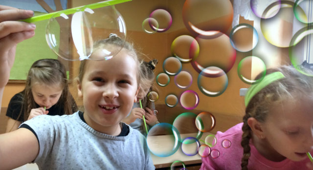 Skąd się biorą bańki mydlane?