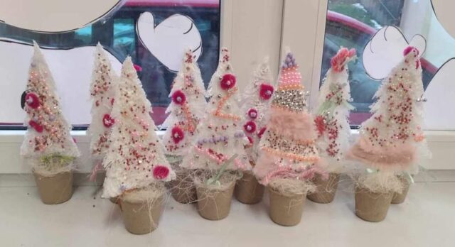 Magia Świąt w Zespole Szkolno-Przedszkolnym w Niskowej: Warsztaty Twórcze dla Małych i Starszych Uczniów.