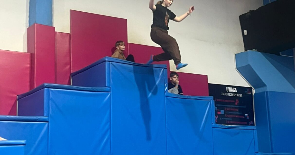 Mikołajkowy wyjazd klas 4-8 do Jump Manii 🎅