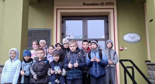 Wycieczka klas 2 i 3 do kina „Sokół” i Sądeckiej Biblioteki Publicznej w Nowym Sączu