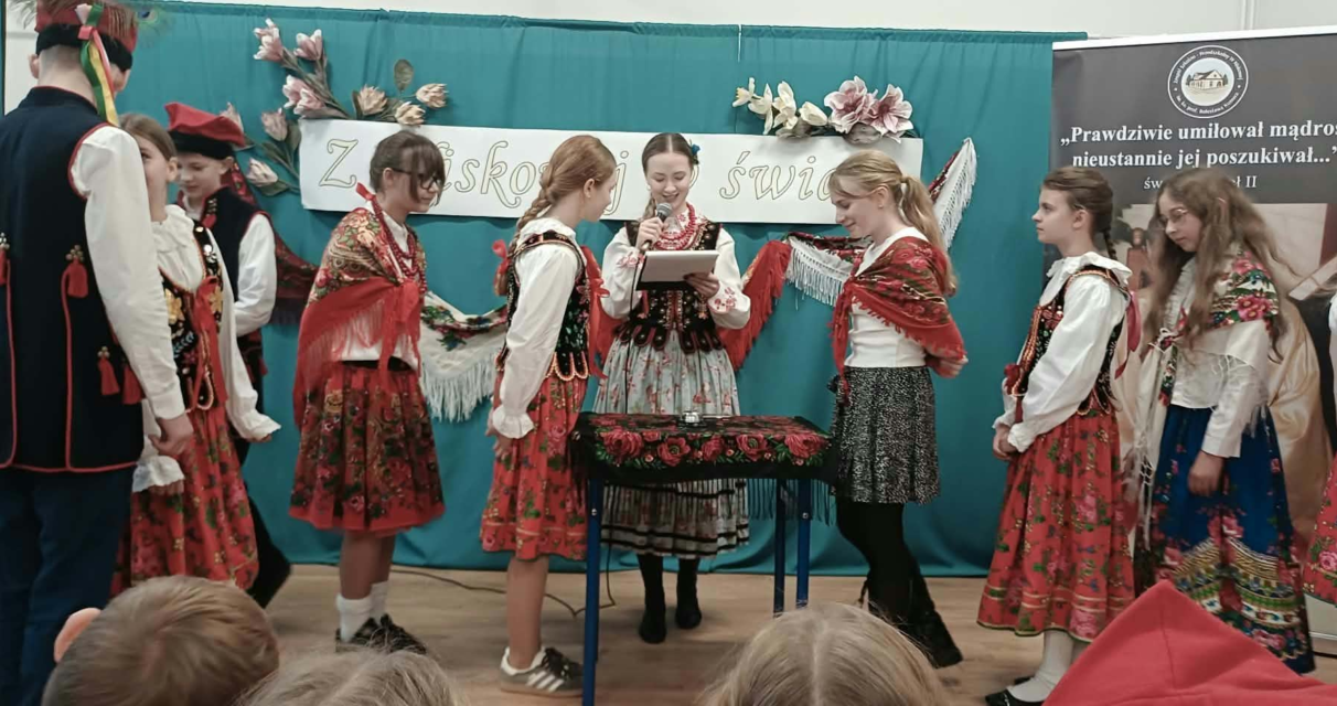 Z dumą o przeszłości, z pasją ku przyszłości – Święto Szkoły i Patrona w Niskowej